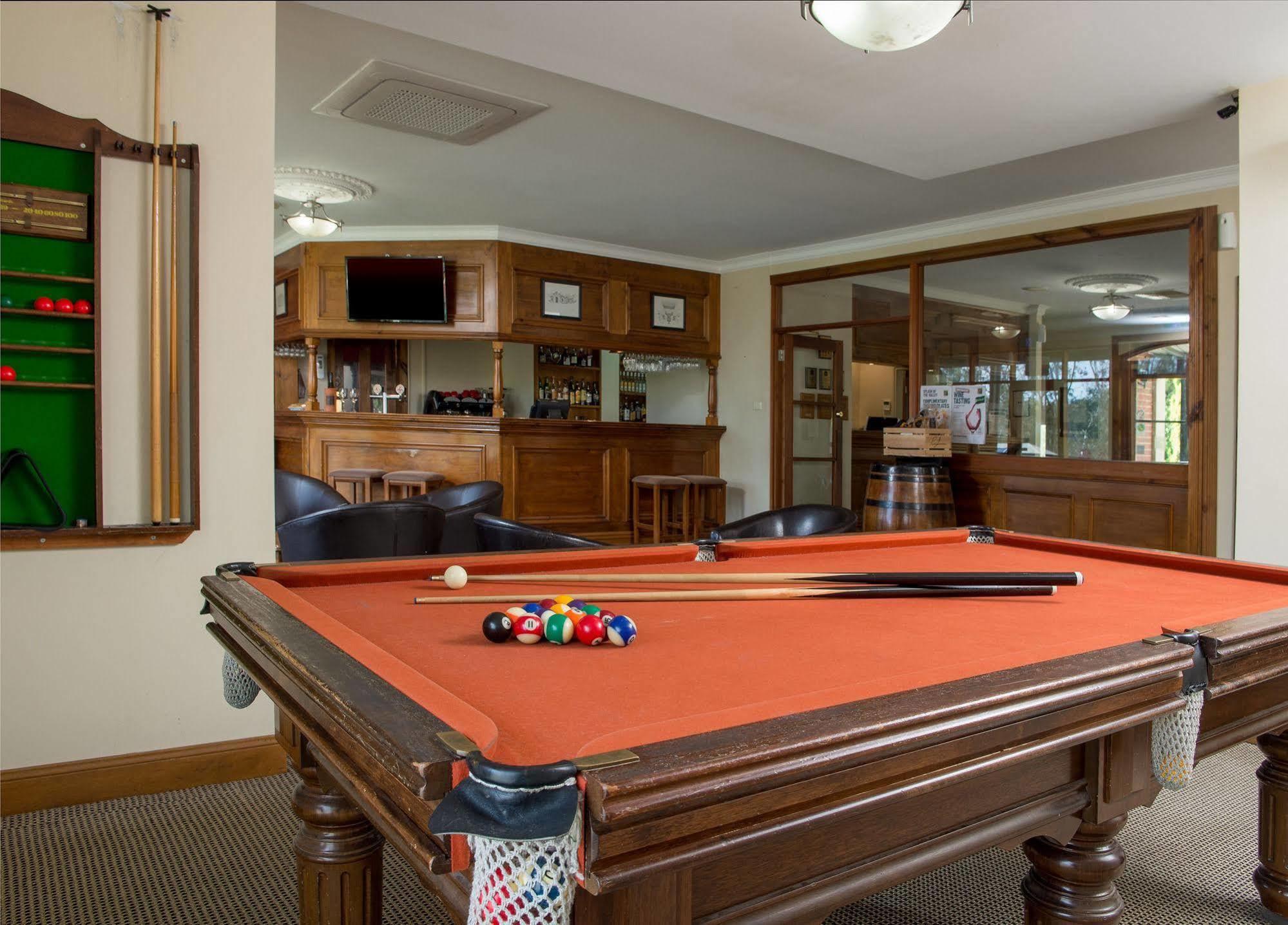 Clare Country Club Hotel Bagian luar foto