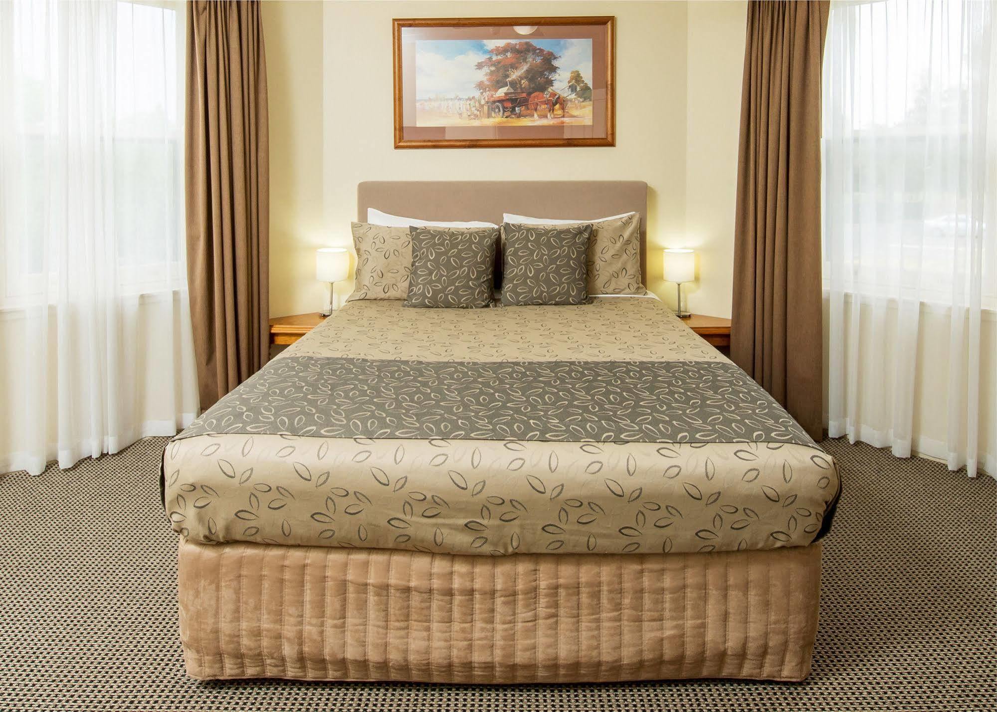 Clare Country Club Hotel Bagian luar foto