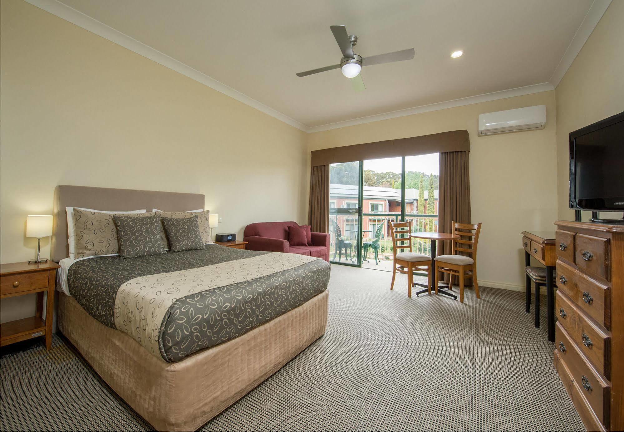 Clare Country Club Hotel Bagian luar foto