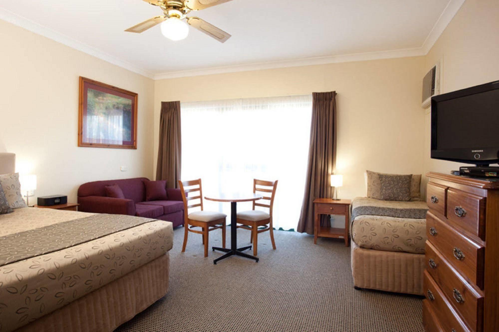Clare Country Club Hotel Bagian luar foto